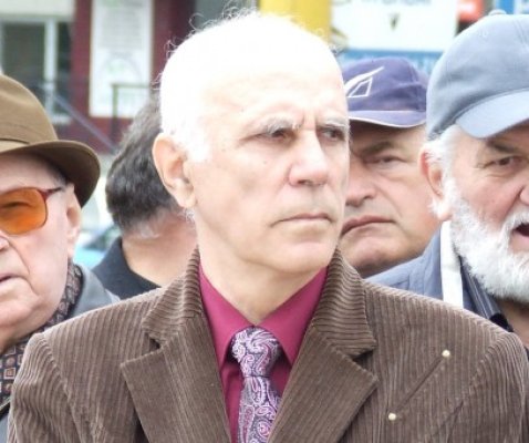Pensionarii militari protestează în faţa Prefecturii